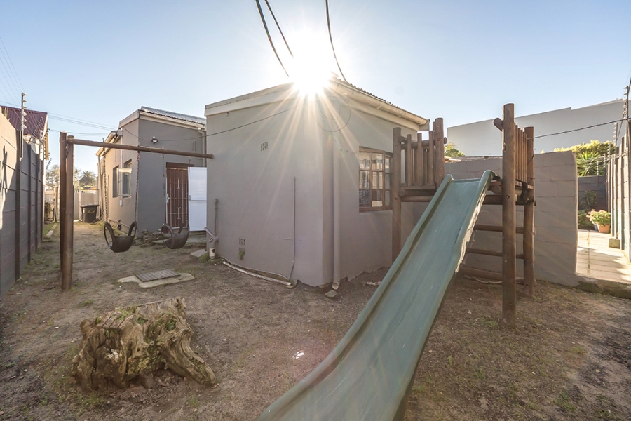 5 Bedroom Property for Sale in Wynberg Upper Western Cape
